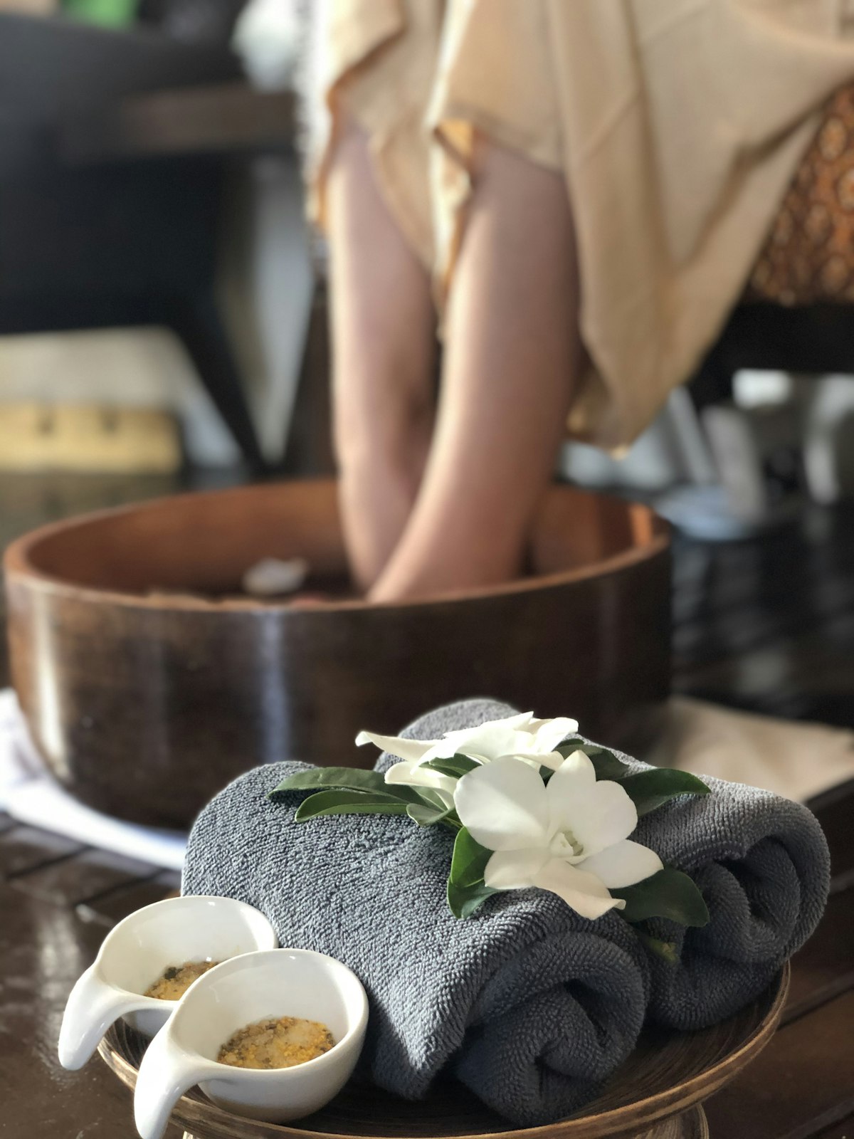 Rendam kaki di baskom kayu, suasana spa